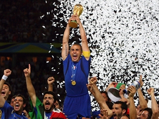 （C） soccer-king.jp/<br>2006年ワールドカップドイツ大会で優勝トロフィーを掲げるカンナヴァーロ氏