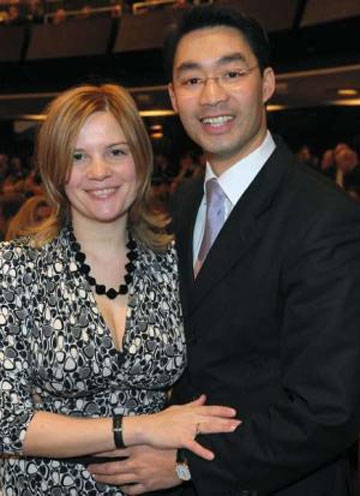 (C)Dat Viet<br>フィリップ・レスラー独副首相夫妻