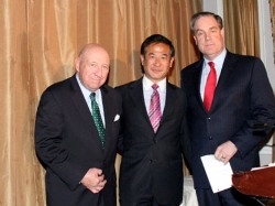 (C) DVT バンク・オブ・アメリカのグエン・トン氏(写真中央)