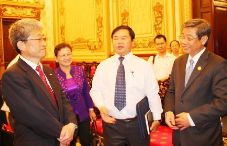 (C) Saigontimes, Quốc H??ng<br>会談するフア・ゴック・トゥアン副主席(写真右)と圓尾樹生氏(写真左)