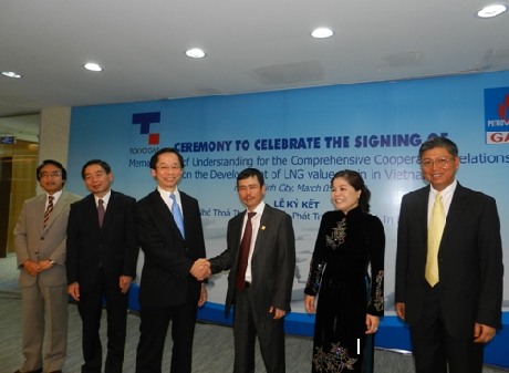 (C) www.tokyo-gas.co.jp<br>調印式の様子。左から、在ホーチミン日本国総領事館 日田総領事、 東京ガス・エンジニアリング株式会社 相原啓二代表取締役社長 、 東京ガス株式会社 岡本毅代表取締役社長 、PVガス株式会社 ニン社長、ラン会長、チエン副会長