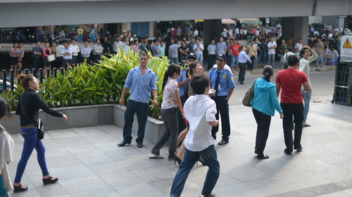 （C）Saigontimes<br>REEタワーから外に避難する人々