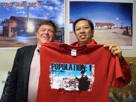 (C)Nguoi lao dong、旧町長(左)と新町長グエンさん