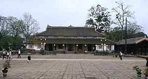(C) wikipedia<br>フエ王宮の左無(文官詰所)