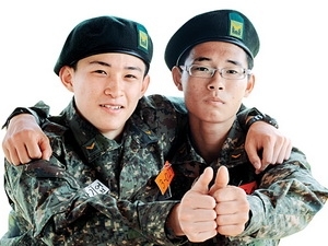 (C) Dantri<br>ペ・ジュンヒュン(右)とハン・ギヨプ(左)陸軍副士官候補生
