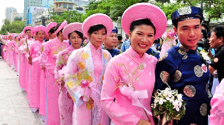 (C)Tuoi tre, THANH DAM<br>2011年の集団結婚式の模様