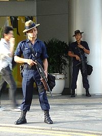 (C) Wikipedia<br>シンガポール警察部隊のグルカ兵
