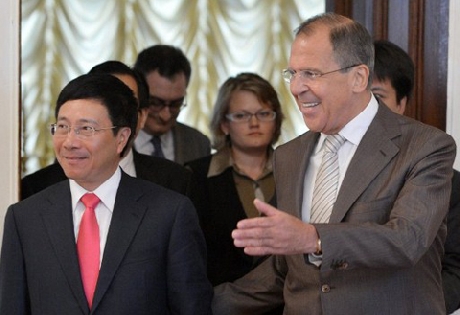 （C）VnExpress,AFP、ミン外相(左)とラブロフ外相