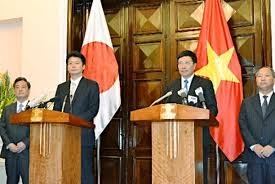 (C) news.nicovideo.jp<br>玄葉光一郎外相(左)とベトナムのファム・ビン・ミン外相(右)