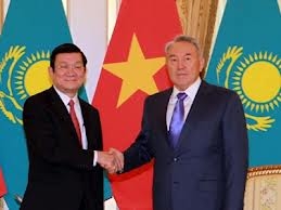 (C) Tienphong, チュオン・タン・サン主席(左)とナザルバエフ大統領(右)