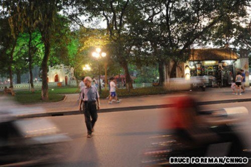 (C)Vietnamnet、道路を渡る時は相手を信じる