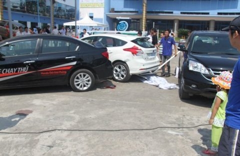 (C) Vietnamnet, 事故を起こした試乗車(中央)