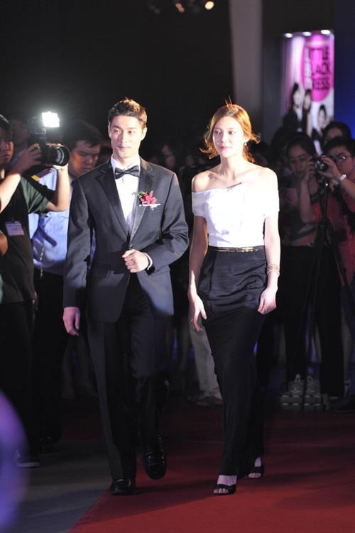 (C) Thanhnien, 韓国人女優のチャ・イェリョン(右)と俳優のジョニー・チー・グエン(左)