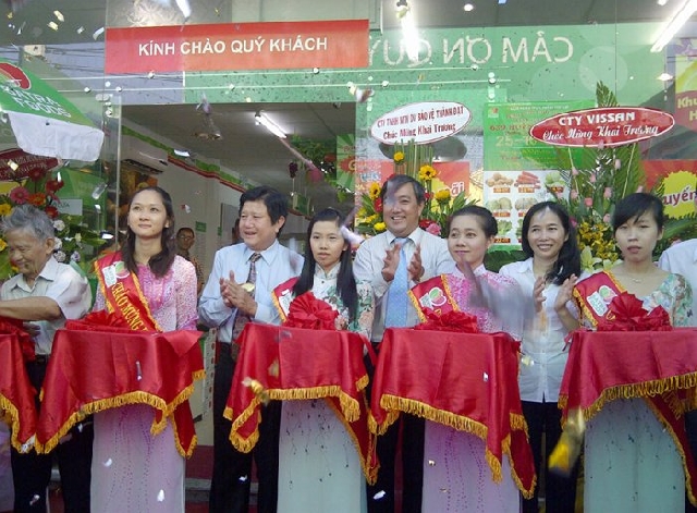 (C) Saigontimes, サトラフーズ12号店のオープンセレモニー