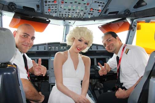 （C） vietjetair,　マリリン･モンローに扮したモデルのゴック・クイン