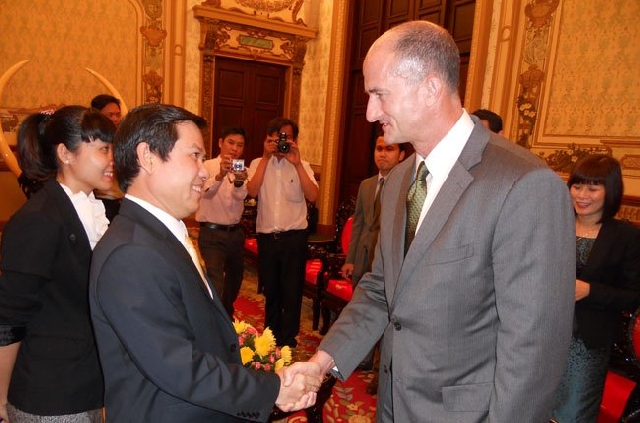 (C) Saigontimes, 握手を交わすジョン・G・ライス副会長(左)とレ・ミン・チー副主席(右)