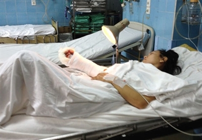 (C) tienphong, 接合手術後の被害者女性