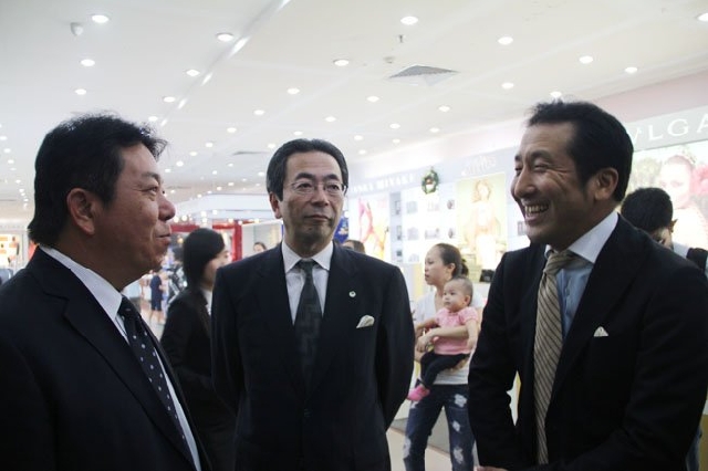 (C)Saigon Times Online, 日立アジア社・豊島幸雄社長(中央)