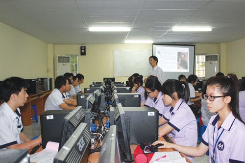 （Ｃ）Sinh Vien Plus, 金融大学の授業風景