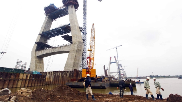 (C)Tuoi Tre, 建設途中のニャッタン橋
