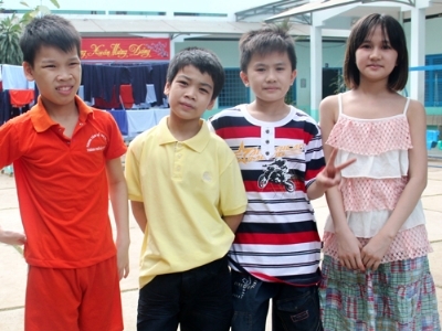 (C)Tien phong,Oanh Nguyen、左からズン君、ナム君、ジン君、リエンさん
