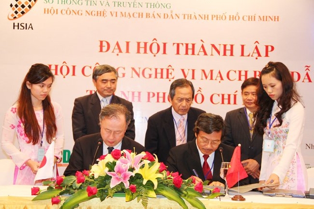 (C)Saigon Times, 友影肇ASTSA会長(左)とグエン・アイン・トゥアンHSIA会長