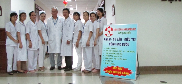 （Ｃ）hongduchospital, ホンドゥック病院がん病棟の医療スタッフ