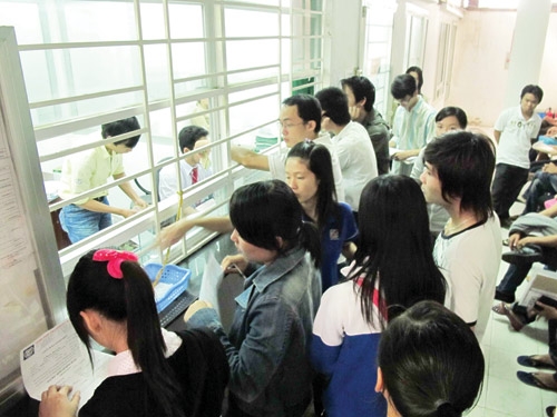 (C)thanhnien, ホンバン大学の学費納付の様子