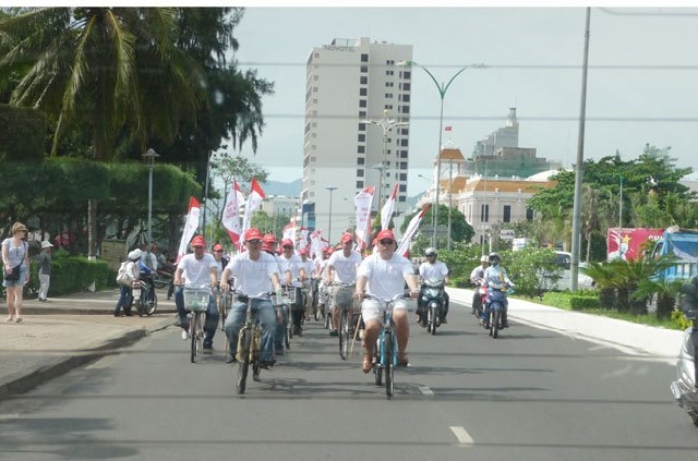(C)Thesaigontimes, ニャチャンを自転車で観光するグループ