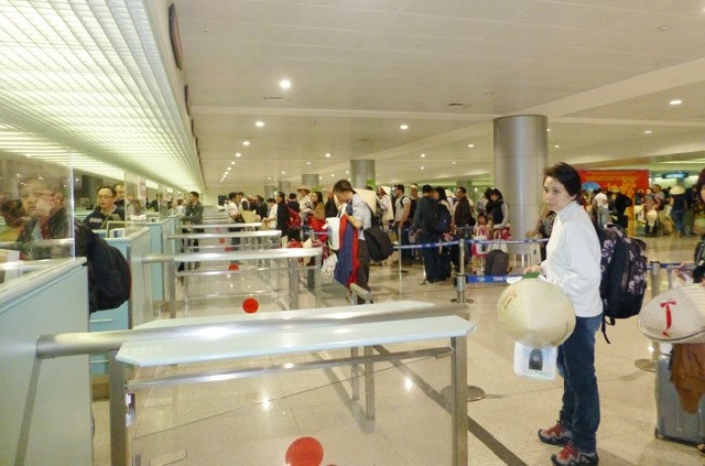 （C）Saigon Times,タンソンニャット空港での入管の様子