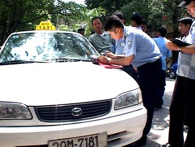 (C)Ha Noi Moi, 白タク取り締まりの様子