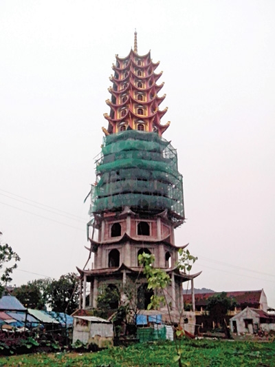 (C) Thanh nien Online, ティエンフオン寺で建設中の仏塔