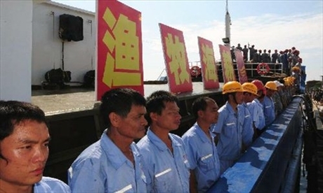 (C)Tien Phong, チュオンサ諸島に出漁する漁船乗組員