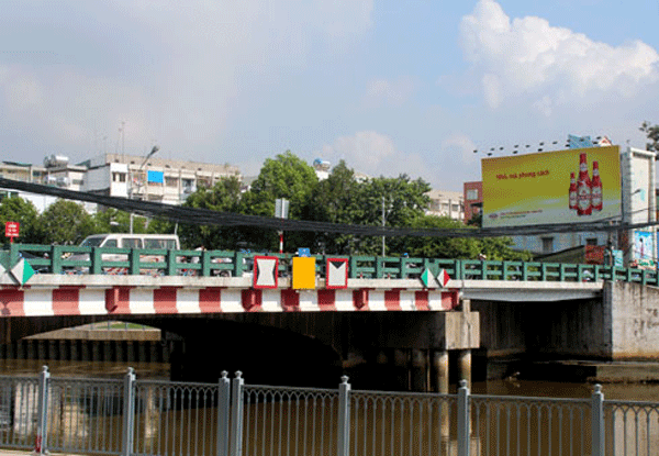 (C)DDDN, 老朽化が進んだボン橋