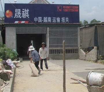 (C)Vietnamnet, 中国人労働者が経営する店舗