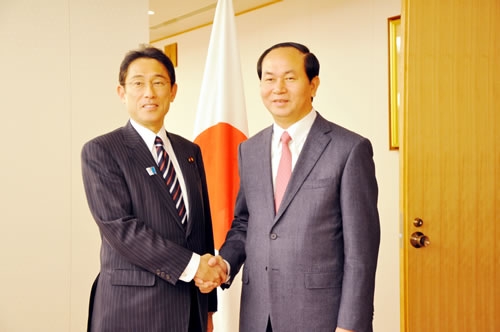 (C)CADN, 握手する岸田外相(左)