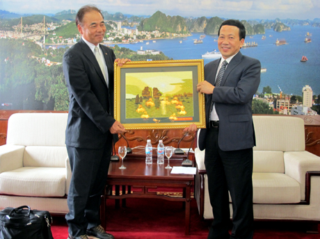 (C)IPA Quang Ninh, 矢崎ハイフォンベトナム川井崇社長(左)に記念品を贈呈するクアンニン省人民委員会タイン副主席(右)
