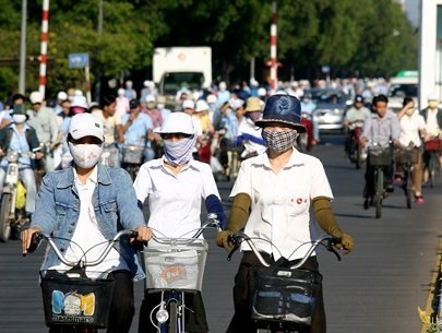 （Ｃ）Saigon Times, 工業団地で働く工員たち
