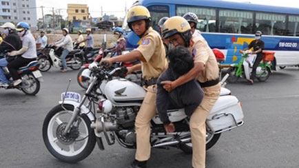 (C)Dat Viet, 負傷者を搬送する交通警察