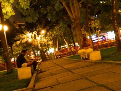 （C）Tien phong、9月23日公園で客を待つ外国人男性
