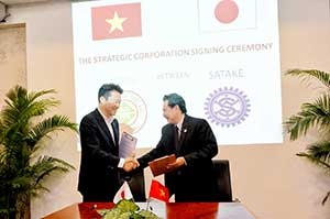 (C)サタケ,覚書締結式の模様(左:サタケアジア事業部長 友保義正氏)
