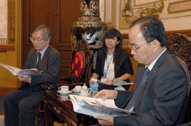 (C) Saigontimes,会談する宮岡十里取締役(左)とレ・マン・ハー副主席