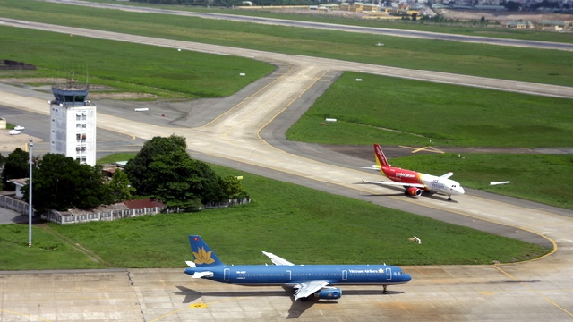 (C) Tuoitre, タンソンニャット空港の滑走路