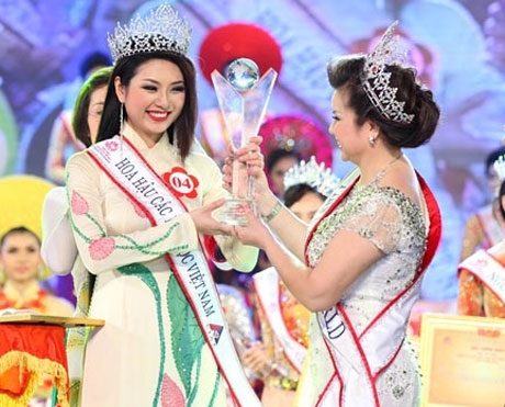 (C) dantri、民族ミスコン優勝者のグエン・ティ・ゴック・アインさん(左)と大会組織委員会の副委員長のドアン・ティ・キム・ホン博士(右)