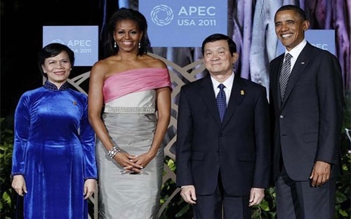 (C) Vneconomy2011年APECで夫人と共に記念写真に写るチュオン・タン・サン国家主席とバラク・オバマ大統領