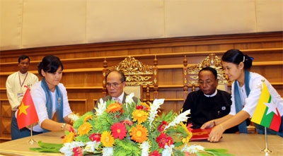 (C)Quan doi nha dan、フン議長(左)とミン議長
