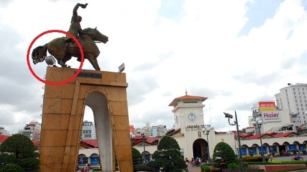 (C)Bao moi,Thuan Thang、円内の右足部分が破損