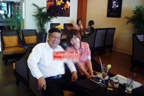 (C)Vietnamnet、フイン・トゥオン・ダン氏(左)