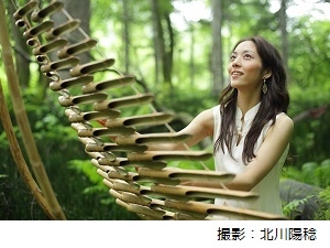 (C) あーすぷらざ, トルン奏者の小栗久美子さん