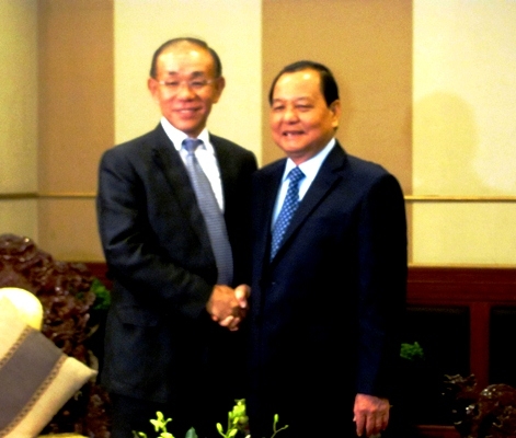 （C）  phunu,　谷崎泰明大使（左）とレ・タイン・ハイ書記（右）